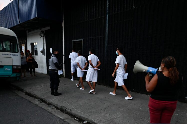 ‘Guerra’ contra las pandillas en El Salvador deja 55.000 detenidos desde marzo