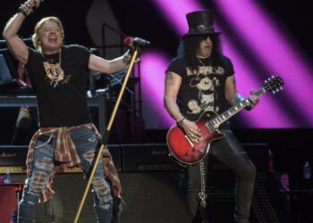 En esta imagen de archivo del 14 de marzo de 2020, Axl Rose (izq.) y Slash de la banda Guns N' Roses se presentan durante el festival Vive Latino 2020 en Ciudad de México. Foto: AFP.