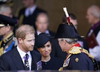 Los duques Enrique y Meghan de Sussex, el 14 de septiembre de 2022 en la capilla ardiente de la reina Isabel II, en Londres. Foto: AFP.