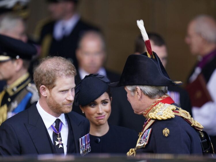 Los duques Enrique y Meghan de Sussex, el 14 de septiembre de 2022 en la capilla ardiente de la reina Isabel II, en Londres. Foto: AFP.