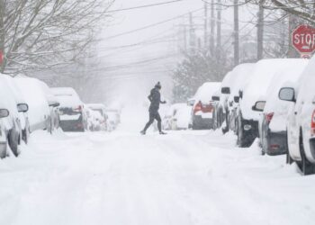 Miles de automovilistas y usuarios del transporte público en el Reino Unido vieron sus desplazamientos perturbados el lunes debido a heladas y nevadas. Foto: Getty.