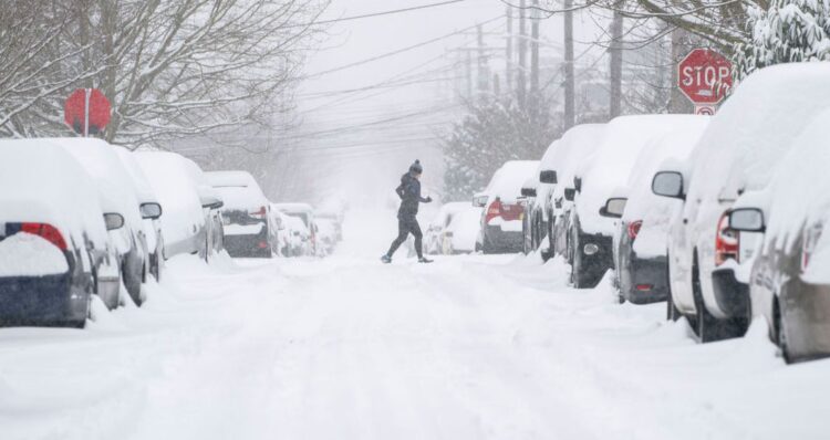Miles de automovilistas y usuarios del transporte público en el Reino Unido vieron sus desplazamientos perturbados el lunes debido a heladas y nevadas. Foto: Getty.