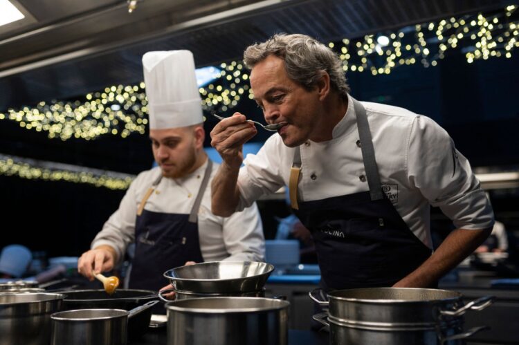 Uno de los hermanos Torres, en la cocina de su famoso restaurante. Foto: AFP