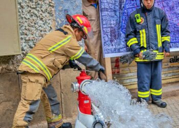 Instalan 38 hidrantes para prevenir incendios en mercados de la Llajta