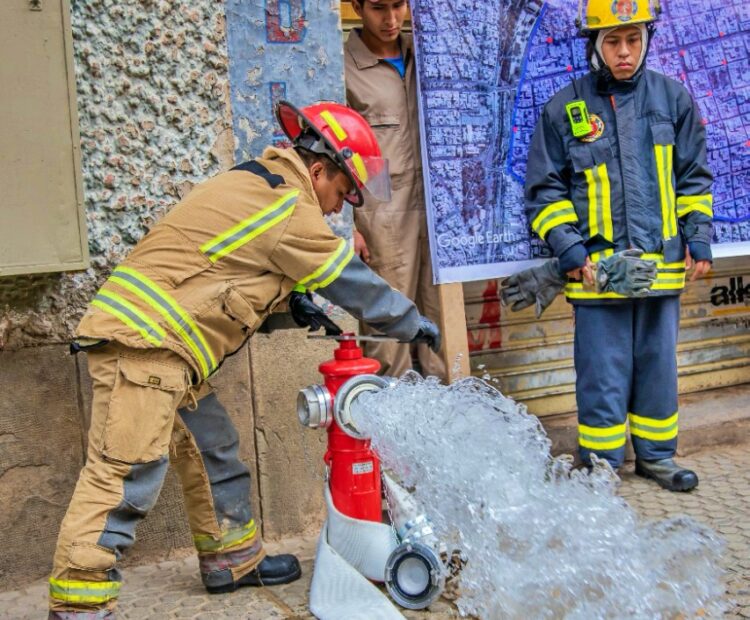 Instalan 38 hidrantes para prevenir incendios en mercados de la Llajta