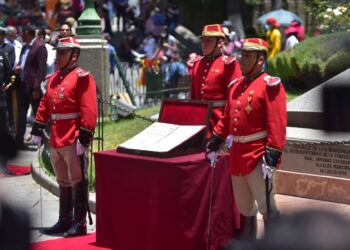 El homenaje al Himno Nacional en la plaza Murillo. Foto: Rodwy Cazón.