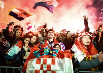 Croacia celebra su tercer puesto en las calles y el cielo de Zagreb