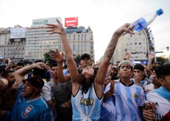 hinchas_argentinos_celebran_en_buenos_aires.jpg