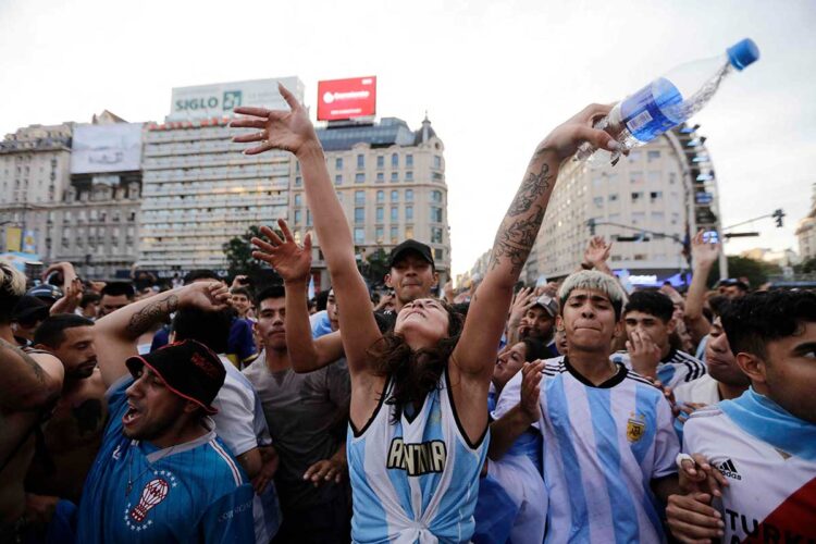 hinchas_argentinos_celebran_en_buenos_aires.jpg