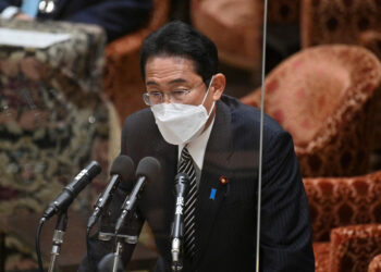 Un hombre se prende fuego cerca de la oficina del primer ministro japonés