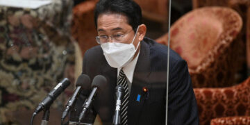 Un hombre se prende fuego cerca de la oficina del primer ministro japonés
