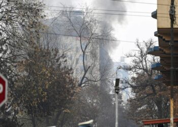 Una humareda sale de unos edificios del barrio de Shahr-e-naw tras la gran explosión y los disparos oídos en la zona, el 12 de diciembre de 2022 en Kabul. Foto: AFP.