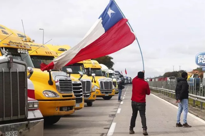 19 personas detenidas en el marco de la huelga de transportistas en Chile.