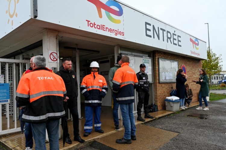 Las huelgas se extienden en Francia en respuesta a requisas del gobierno
