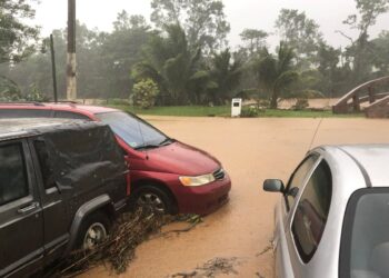Huracán Fiona azota Puerto Rico y lo deja a oscuras y con ríos desbordados