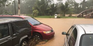 Huracán Fiona azota Puerto Rico y lo deja a oscuras y con ríos desbordados