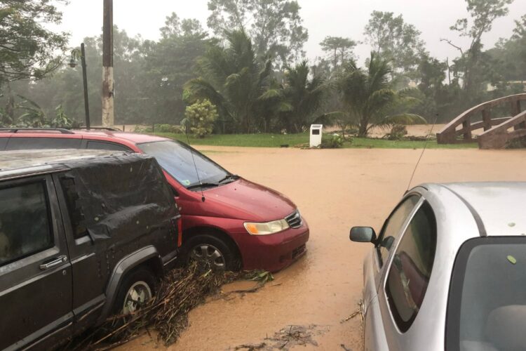 Huracán Fiona azota Puerto Rico y lo deja a oscuras y con ríos desbordados