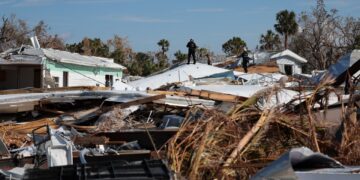 Biden apela a la unidad en Florida tras el paso del huracán Ian