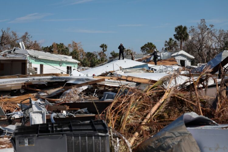 Biden apela a la unidad en Florida tras el paso del huracán Ian