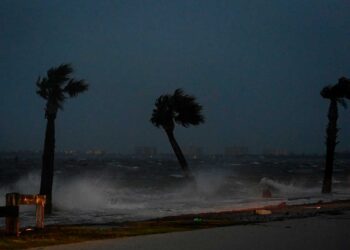 huracan_nicole_toca_tierra_en_florida.jpg