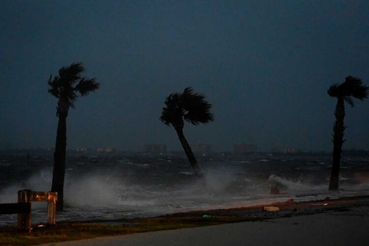 huracan_nicole_toca_tierra_en_florida.jpg