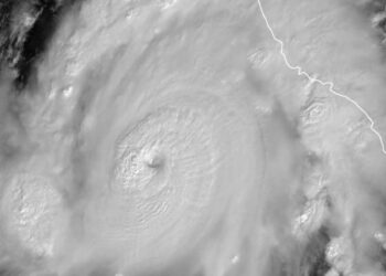 Esta imagen satelital de la Administración Nacional Oceánica y Atmosférica muestra al huracán Roslyn acercándose a la costa del Pacífico. Foto: AFP.