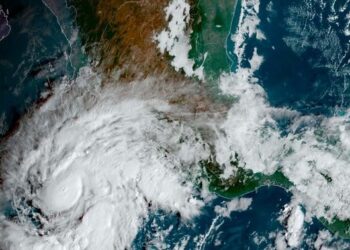 Imagen saltelital del huracán Roslyn acercándose a la costa mexicana. Foto: AP.