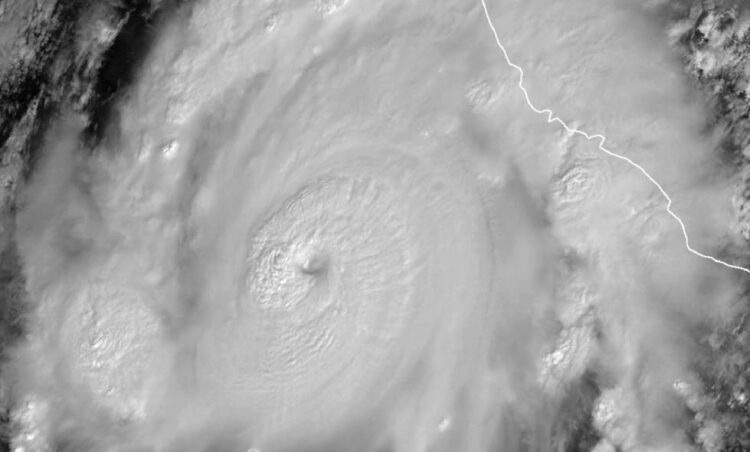 Esta imagen satelital de la Administración Nacional Oceánica y Atmosférica muestra al huracán Roslyn acercándose a la costa del Pacífico. Foto: AFP.