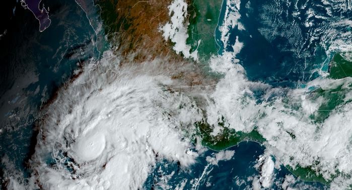 Imagen saltelital del huracán Roslyn acercándose a la costa mexicana. Foto: AP.