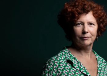 La directora española Icíar Bollaín posa durante una entrevista con la AFP en París el 20 de octubre de 2022. Foto: AFP.