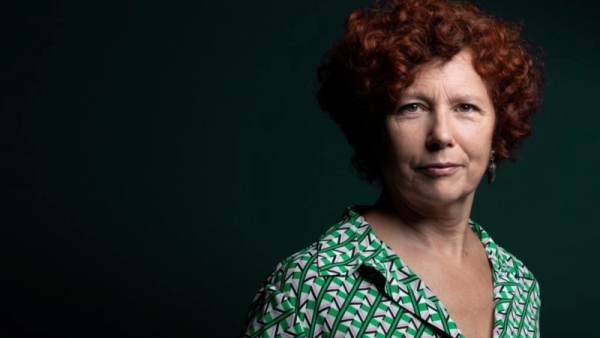 La directora española Icíar Bollaín posa durante una entrevista con la AFP en París el 20 de octubre de 2022. Foto: AFP.