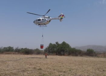 Defensa Civil envía helicóptero para ayudar a sofocar el incendio en San Lorenzo