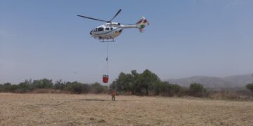 Defensa Civil envía helicóptero para ayudar a sofocar el incendio en San Lorenzo