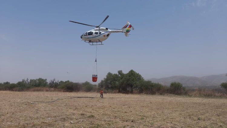 Defensa Civil envía helicóptero para ayudar a sofocar el incendio en San Lorenzo
