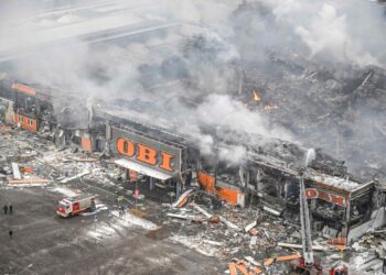 Las llamas consumen el centro comercial ubicado en un suburbio al norte de Moscú. Foto: AFP