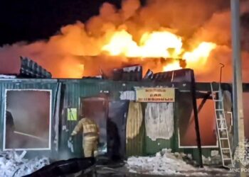 Los servicios de emergencia combaten el incendio en una residencia de ancianos en Kemerovo, en Siberia, Rusia, el 24 de diciembre de 2022, en una imagen difundida por los propios servicios. Foto: AFP.