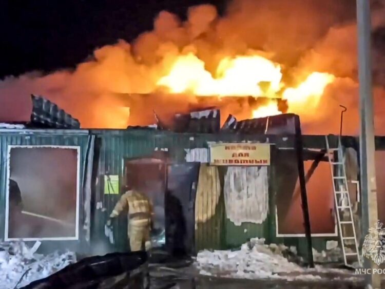 Los servicios de emergencia combaten el incendio en una residencia de ancianos en Kemerovo, en Siberia, Rusia, el 24 de diciembre de 2022, en una imagen difundida por los propios servicios. Foto: AFP.