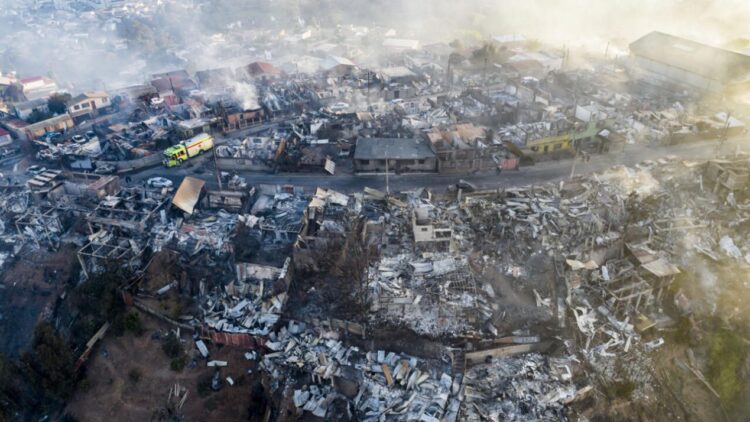 Una vista aérea de una de las zonas afectadas por el incendio, en uno de los cerros de Viña del Mar, en Chile, el 23 de diciembre de 2022. Foto: AFP.