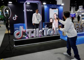 Un hombre posa en el stand de TikTok en el centro internacional de medios durante la cumbre de Cooperación Económica Asia-Pacífico (APEC) en Bangkok el 18 de noviembre de 2022. Foto: AFP.
