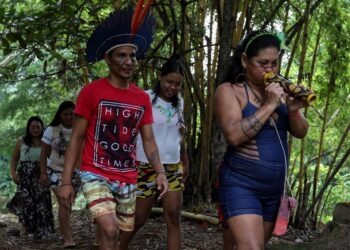 Indígenas brasileños de la Amazonía trazan en su rostro el apoyo a Lula