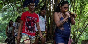 Indígenas brasileños de la Amazonía trazan en su rostro el apoyo a Lula