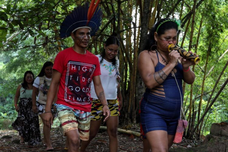 Indígenas brasileños de la Amazonía trazan en su rostro el apoyo a Lula