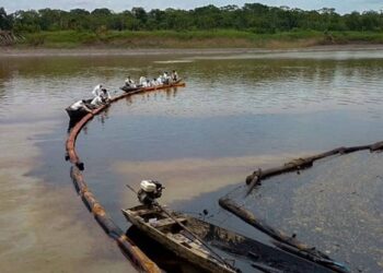 Un grupo de indígenas de la Amazonía de Perú realiza un bloqueo fluvial en el río Marañón. Foto: AFP.