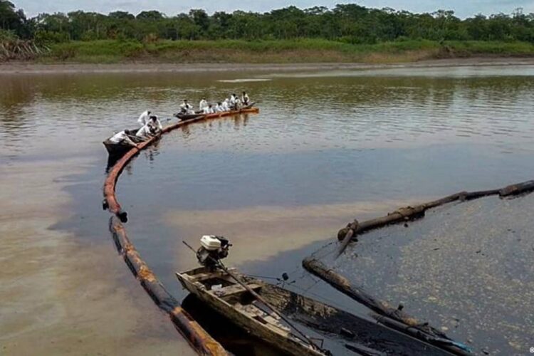 Un grupo de indígenas de la Amazonía de Perú realiza un bloqueo fluvial en el río Marañón. Foto: AFP.