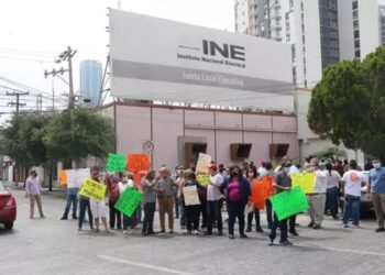 Integrantes de la APL, han entrado por la fuerza en las oficinas del INE en México.