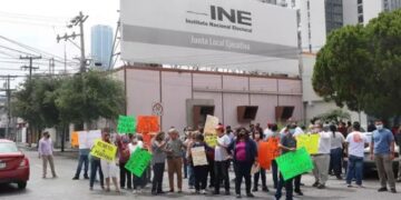 Integrantes de la APL, han entrado por la fuerza en las oficinas del INE en México.