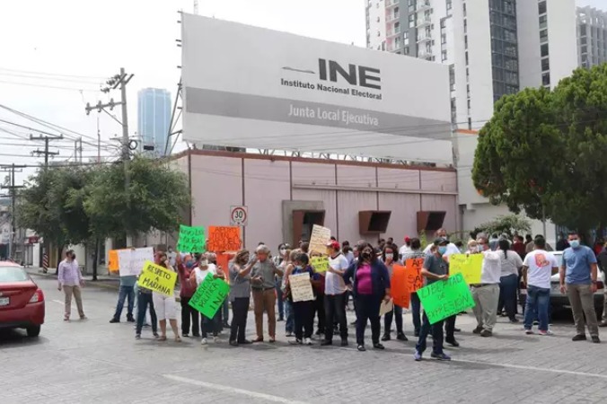 Integrantes de la APL, han entrado por la fuerza en las oficinas del INE en México.