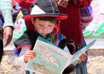 Un niño de inicial recibe material de apoyo. Foto: Ministerio de Educación