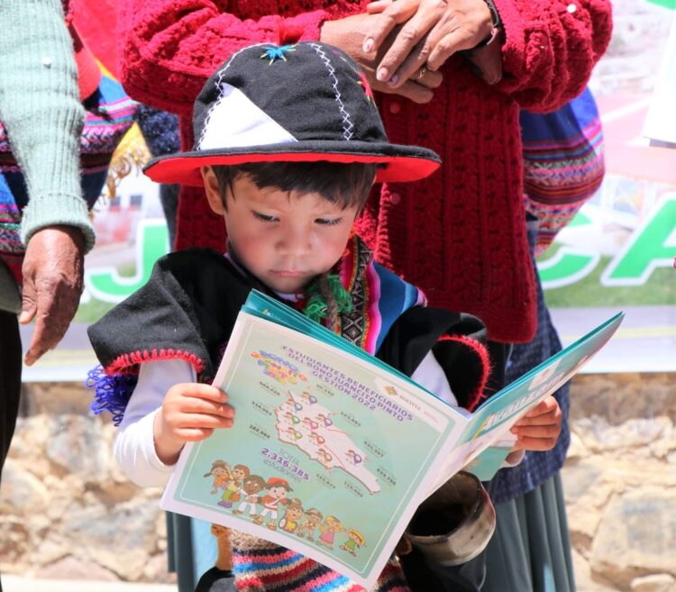 Un niño de inicial recibe material de apoyo. Foto: Ministerio de Educación