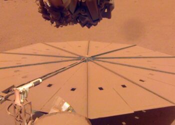 Foto tomada por la NASA de uno de los dos penales solares de la sonda InSight en Marte, el 24 de abril de 2022. Foto: AFP.